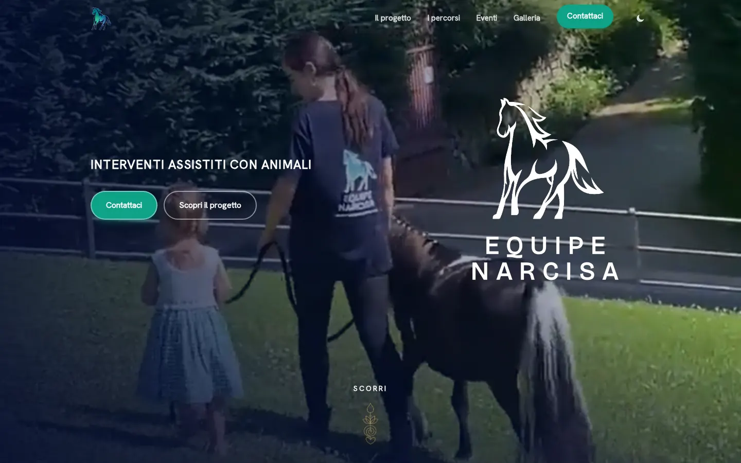 Apertura del sito: una bambina e un pony al pascolo, con il menu di navigazione in alto.