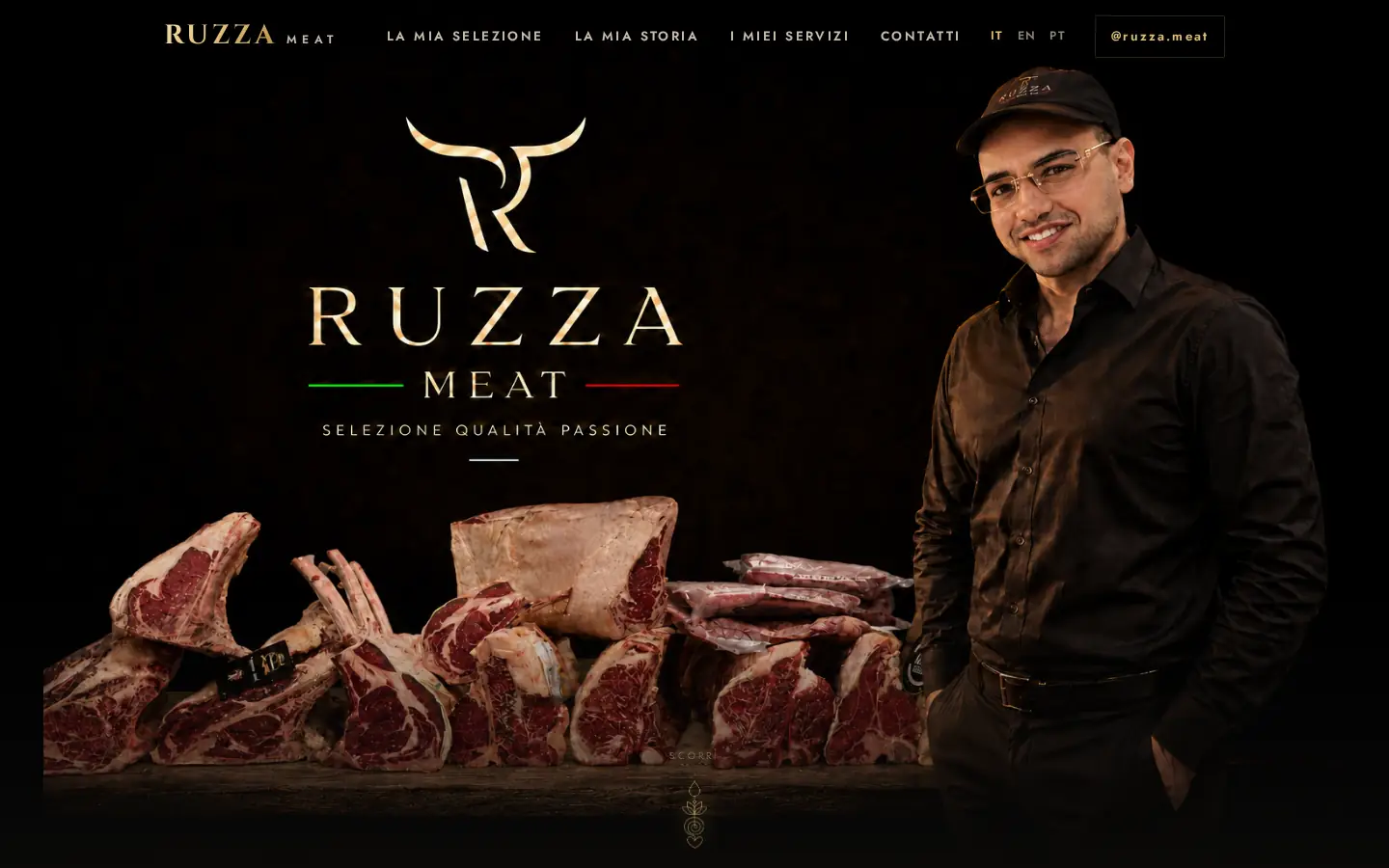 Home del sito Ruzza Meat: Giacomo Ruzza accanto a una selezione di tagli di carne, su fondo scuro.